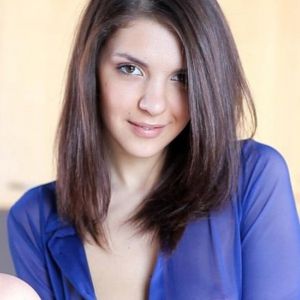 Үлкен кискасы бар өте арық қыз мастурбация жасайды